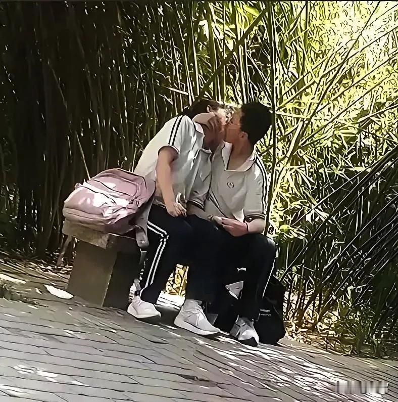 这是谁家的孩子啊？现在的孩子都这么放得开吗这恐怕不是“早熟”那么简单！