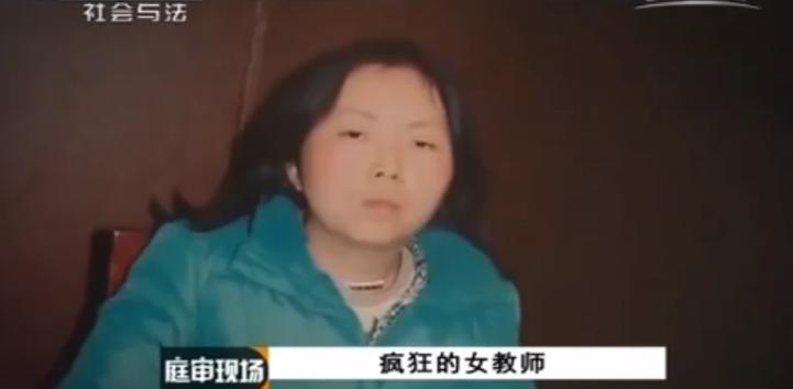 女教师俯身想指导男孩画画，男孩却皱着眉往后躲：“老师，你身上好臭。”她眼里寒光一
