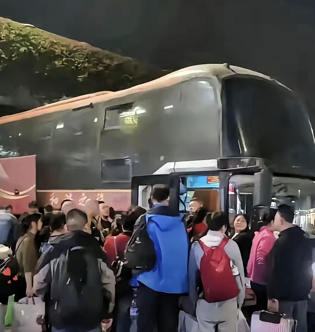 这回过年，真不是高铁不香了，是回家的路，得按咱自己家的算盘打。河南到深圳的大