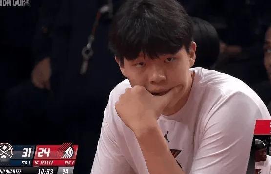 杨瀚森这个习惯非常不好：格兰特打进3+1，队友站起来庆祝，他坐着韦斯利高难度