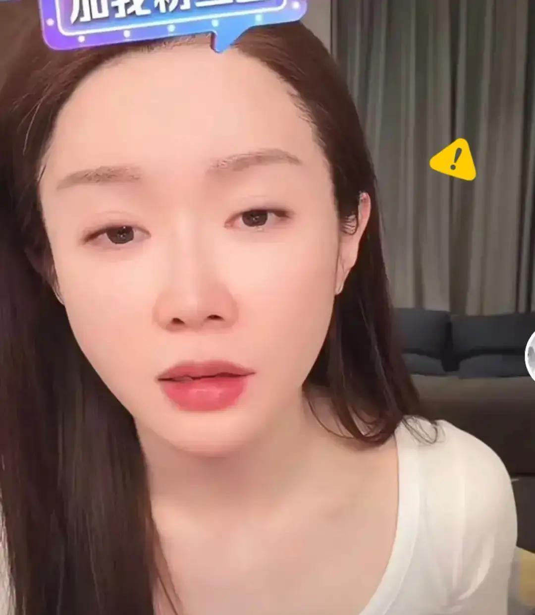 她为他赚了13亿，他拉黑她只用了三秒。红豆在镜头前哭到脱妆，手指敲着桌子：脚本