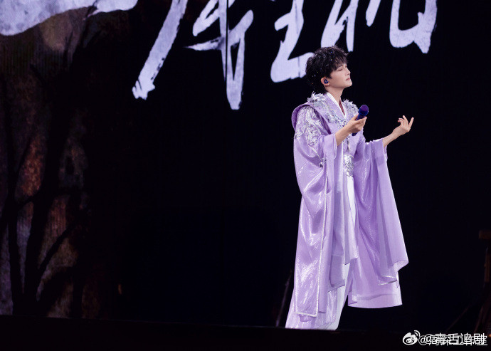 周深紫衣演唱会激情开麦永远被周深唱功折服谁还没看这场紫衣舞台直拍！全程高能
