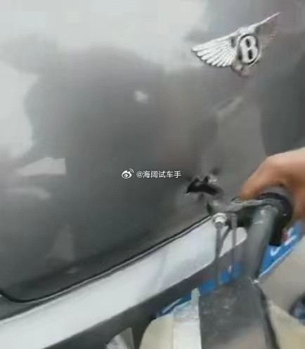 电动自行车追尾宾利~~~这得赔多少钱啊？？？海阔试车超话