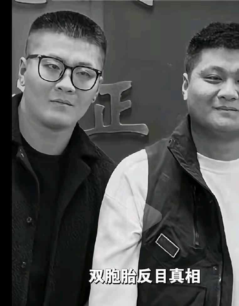 这双胞胎的脸，直接把“善恶”写脸上了。南京这对失散27年的双胞胎，认亲时抱着