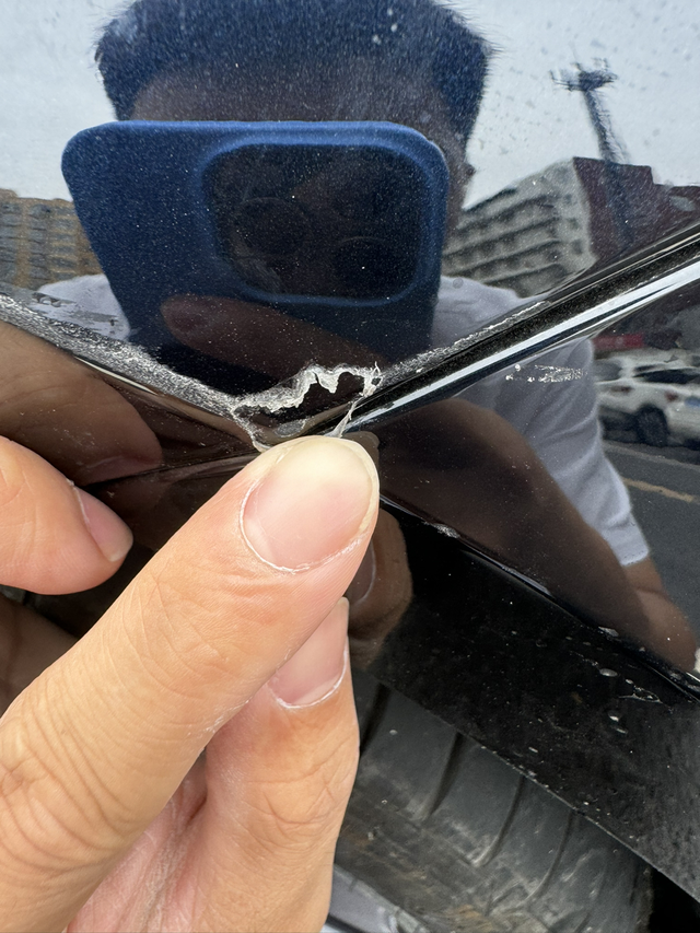 这种该怎么修啊各位老大，今天早上不小心刮了一下，摸起来有点掉漆了，这种该咋修啊