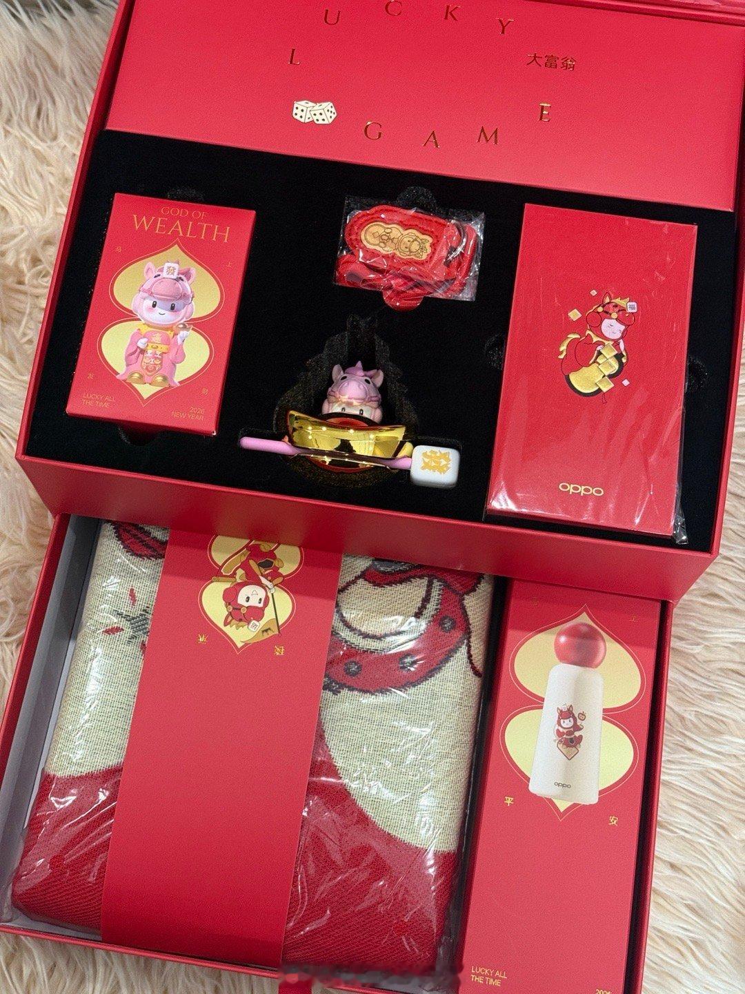 收到了米兰哥的新年礼盒！那个手串太帅了，卫衣也好看，米兰的中文周边真的每次都是诚