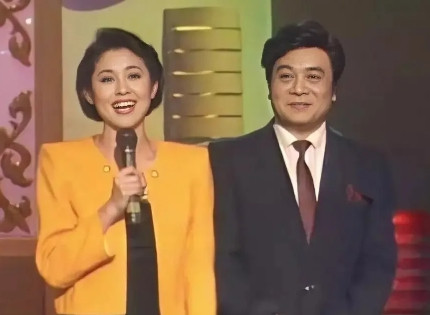 1993年，倪萍被评上了正教授，赵忠祥很是火大，直接找了台里的领导理论：倪萍她才