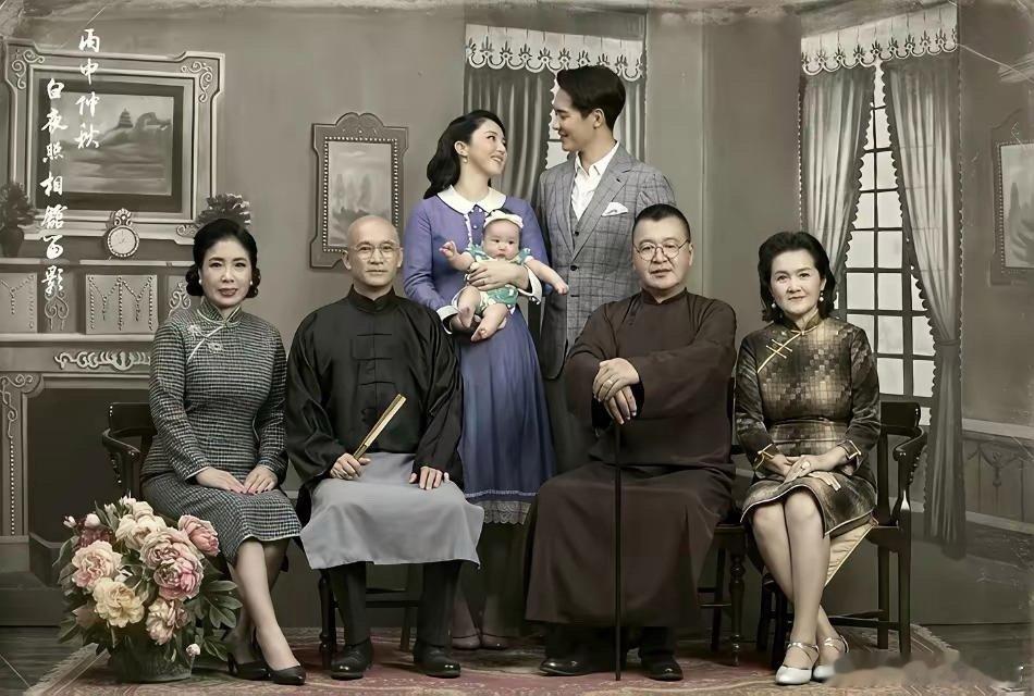 这是当年董璇与前夫、女儿、公婆、父母，一家7口拍的全家福，民国风的全家福太有意义