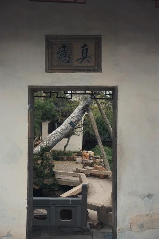 苏州古苏区的街巷文明与文化，惊艳了整个世界，令人刮目相看、流连忘返。苏州的石板古