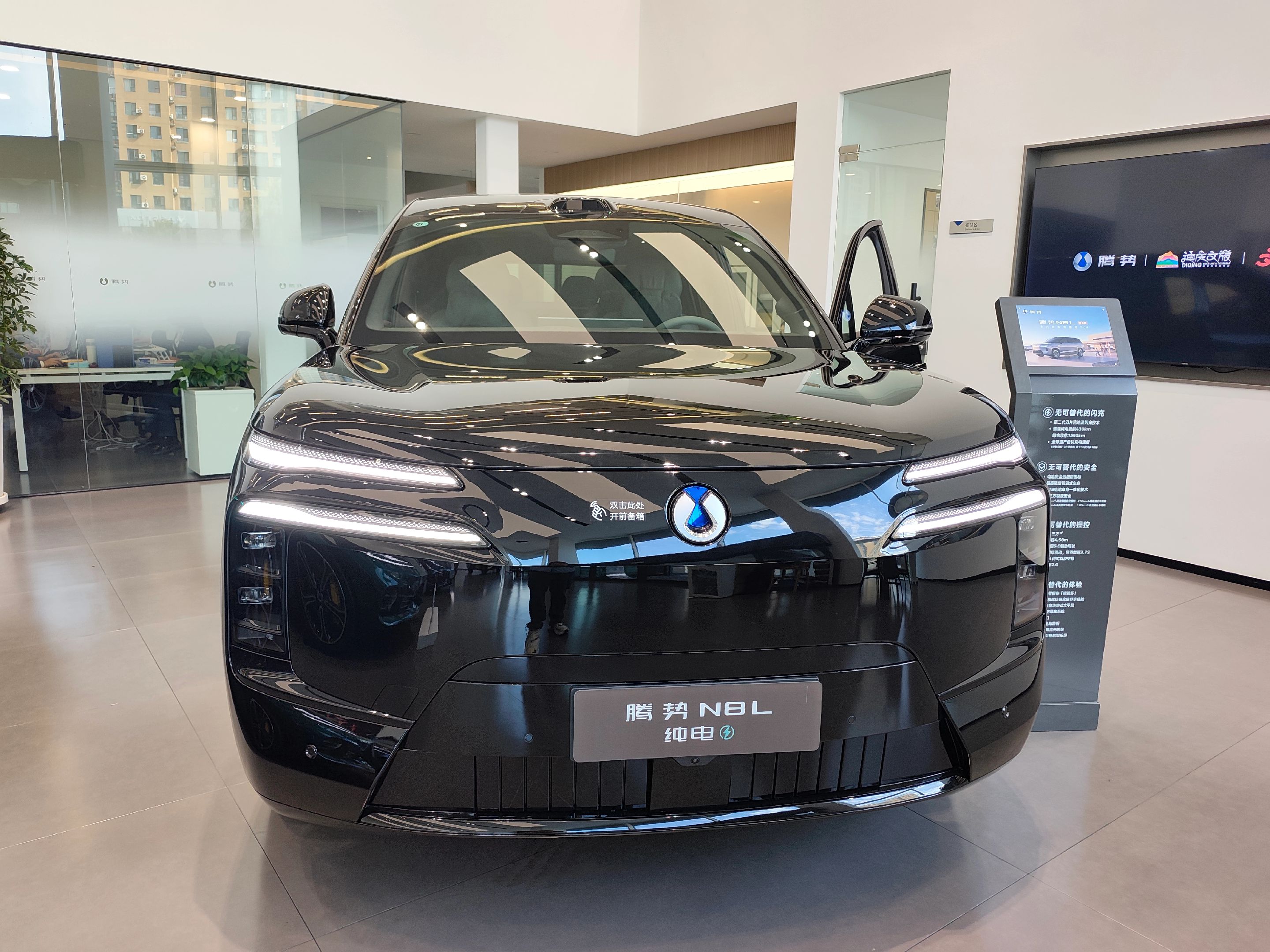 腾势N8L纯电版作为六座豪华SUV，车长5200mm，轴距3075mm，外观大气，配备门型日行灯与天
