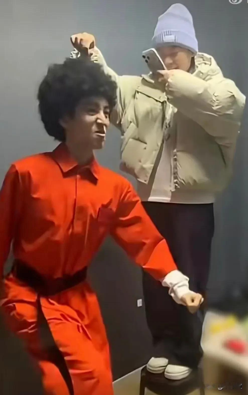 遇到合拍的人，做什么事情都会很有趣！全红婵发布了手提爆炸头王俊凯的视频，最初以