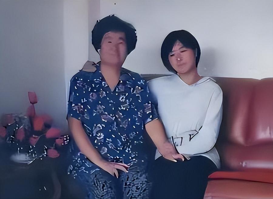 2000年，辽宁一对穷夫妇借7万元送女儿出国留学，女儿却跟父母断了联系，20年后