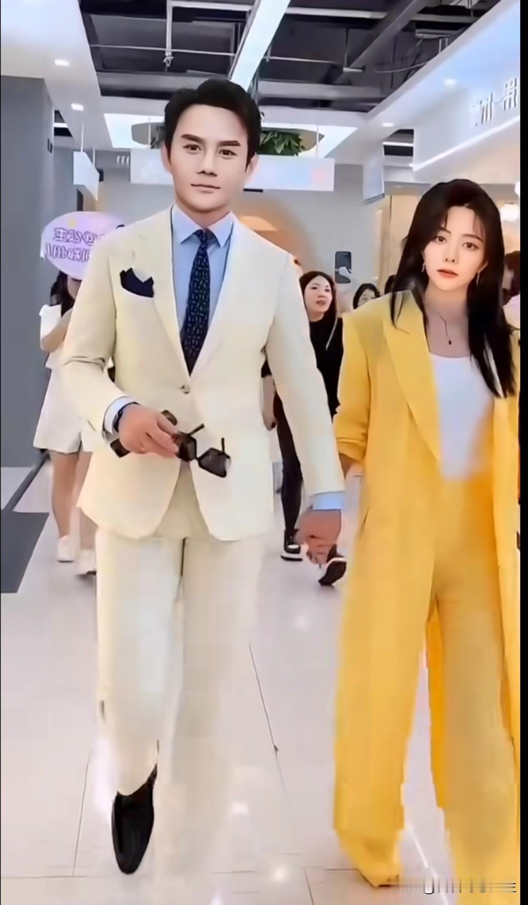 王凯和谭松韵又合作了！时尚活动穿情侣装逛街，甜蜜互动吸睛无数，太让人羡慕了！[