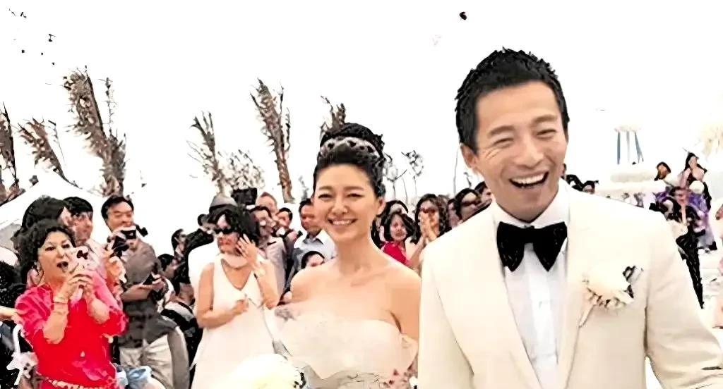 一晃都十六年了，当年大S和汪小菲在三亚办婚礼那阵仗热闹非凡，豪门少爷娶当红明星！