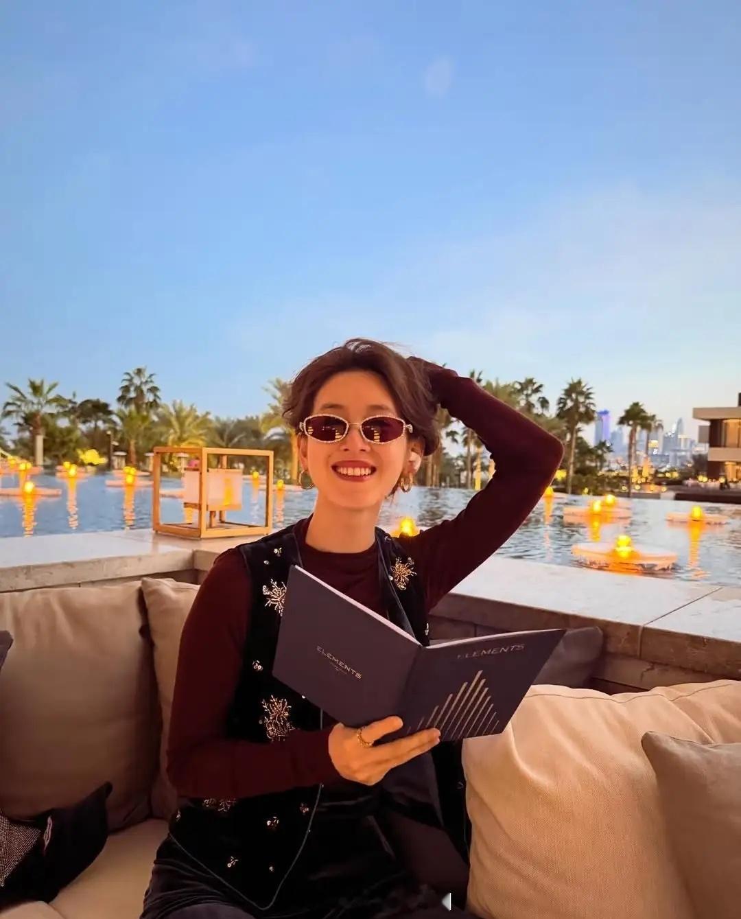 章泽天晒照过圣诞，她整个人时髦又松弛！看样子她可能在国外陪孩子，有一说一，她完全