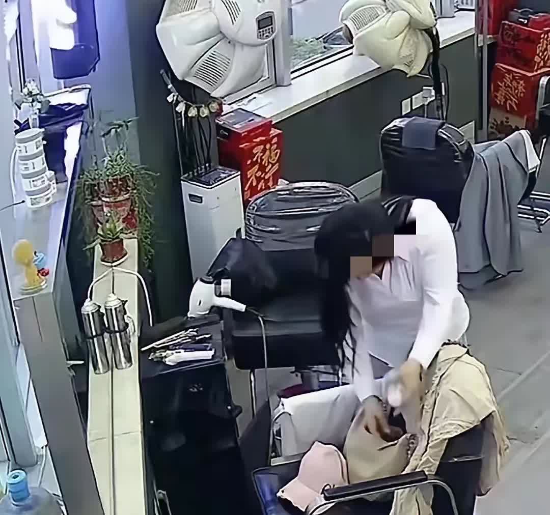 上海一男子怀疑妻子出轨，在妻子的理发店偷偷装了监控，竟然真的拍下妻子令人感到羞耻
