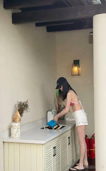 何穗发阿那亚一组图，衣着时髦，身条利落，白皮长腿往那一站，“肤白貌美大...