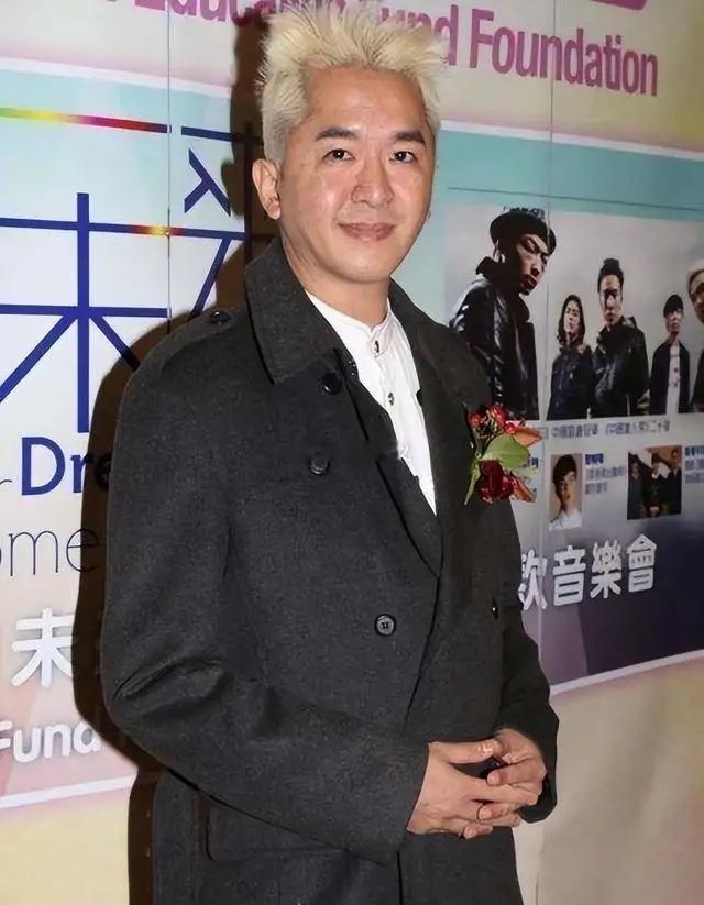 1997年，富豪邓永祥在临终之际嘱咐自己的儿子邓兆尊：“在我死后，你一定要做一个