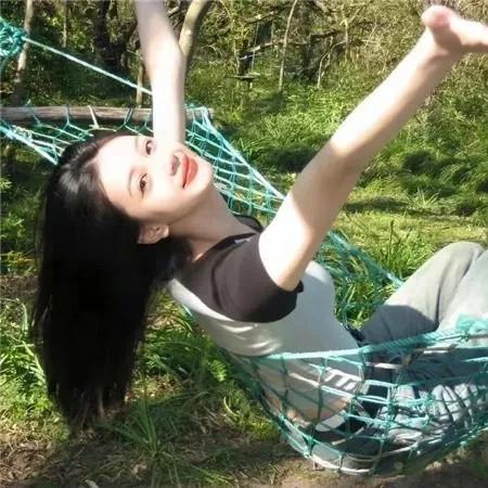 在草地上享受阳光，轻松自在，感受自然之美。自然漫步时光阳光美景草地的治愈感