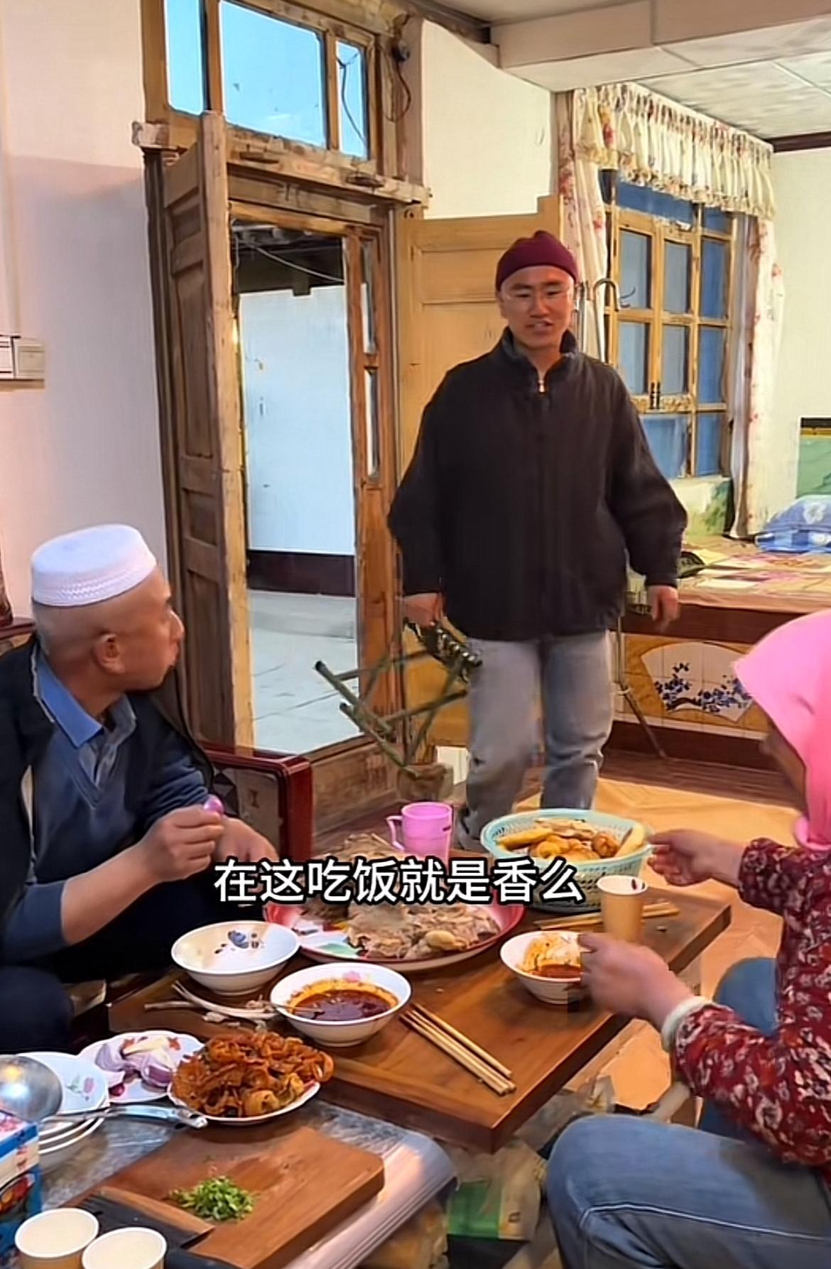 730万粉丝的顶流网红，带爹妈出国逛街了，可评论区咋都在喊“味儿变了”？换做