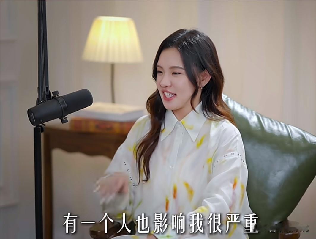 李艾问谢依霖：“你28岁就结婚生娃，比一线城市很多女孩都早，还是女明星，不怕影响