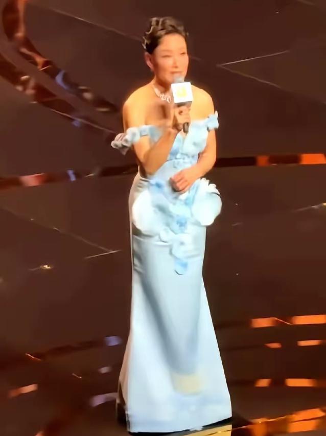 上海电影节红毯，怪事出现了。2026年6月13日晚，第28届上海国际电影节金