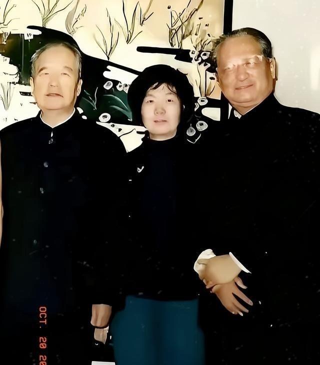 1991年，吴石将军的女儿吴兰成被接见。照片中间为吴兰成、左为罗青长。1975年