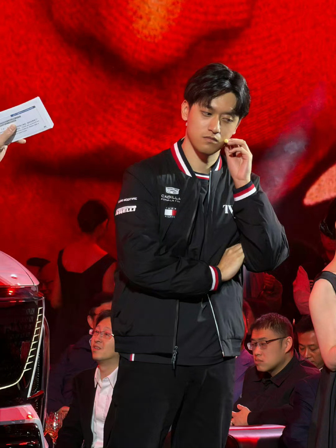 周冠宇穿的这件X凯迪拉克F1车队的联名夹克，是今年围场内最好看的周边但是很遗憾