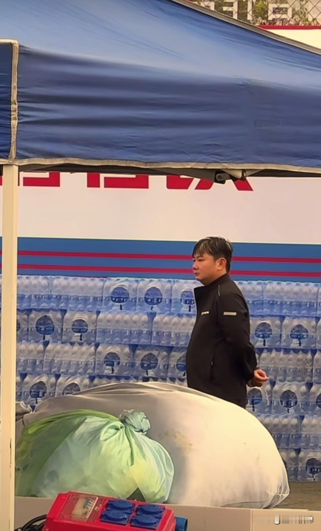 镜头前平时嘻嘻哈哈的张雪，也有严肃动怒的时候。重庆国际博览中心，场外布展现场，