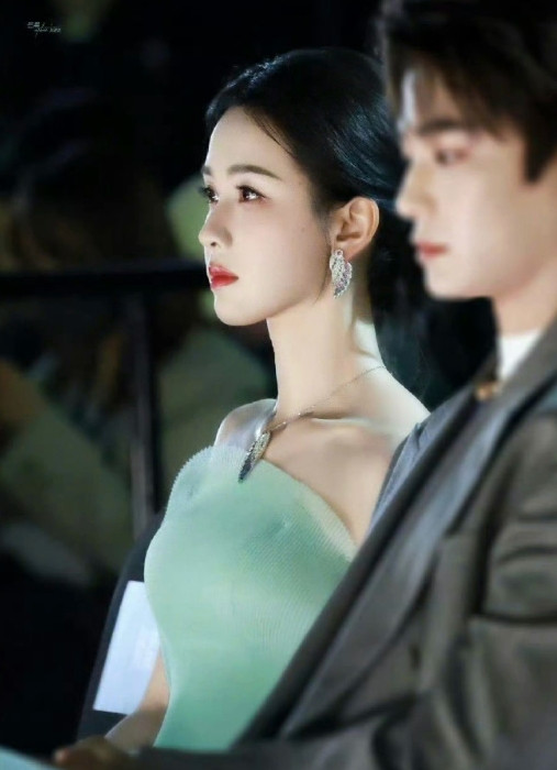 星光大赏颁奖礼上，陈都灵身着一件