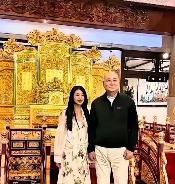 迟重瑞73岁，终于笑了。镜头里他搂着年轻姑娘，眼角褶子都舒展开了。想想过去30年