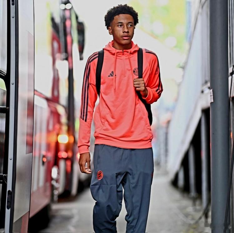 拜仁相信基亚拉未来会成为主力中卫，预计双方很快续签长约。MaximilianK