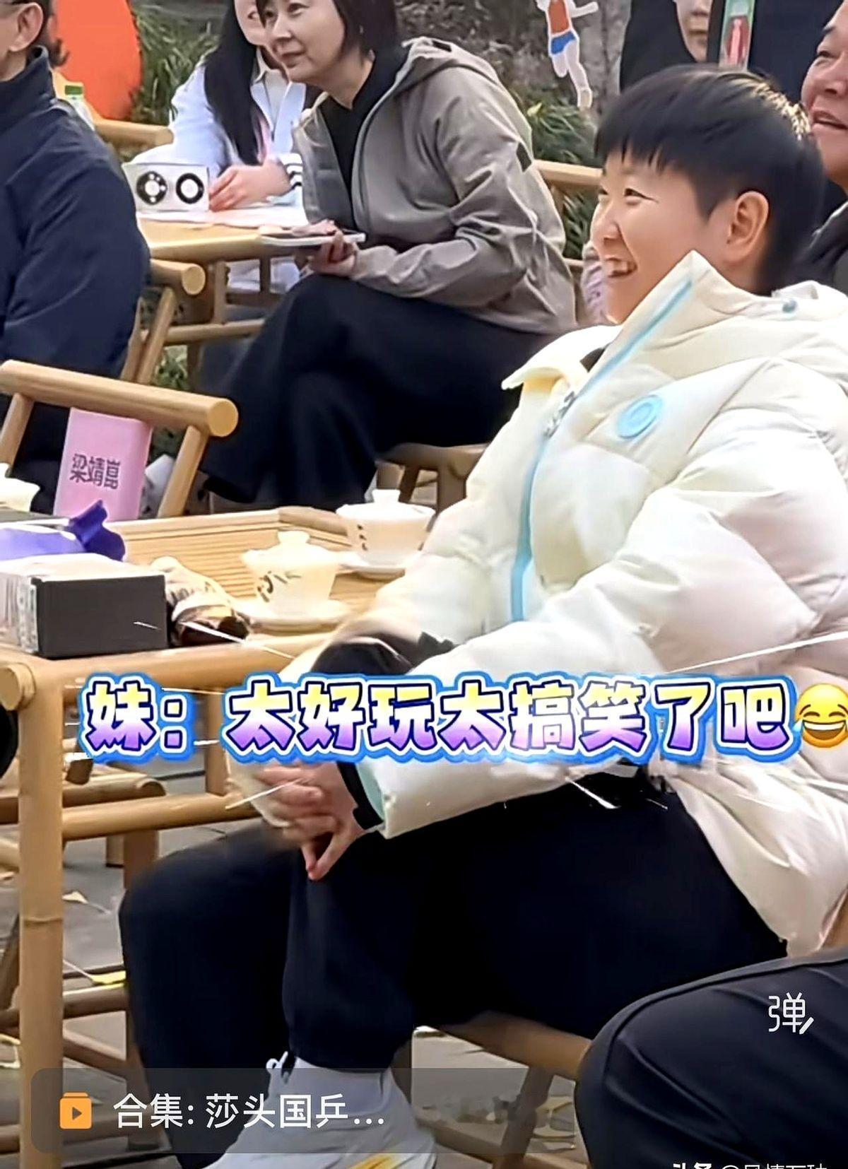 大头一脸的生无可恋，河北兄妹笑得春花烂漫。看着大头那眼馋茶碗却又被“嫌弃”的