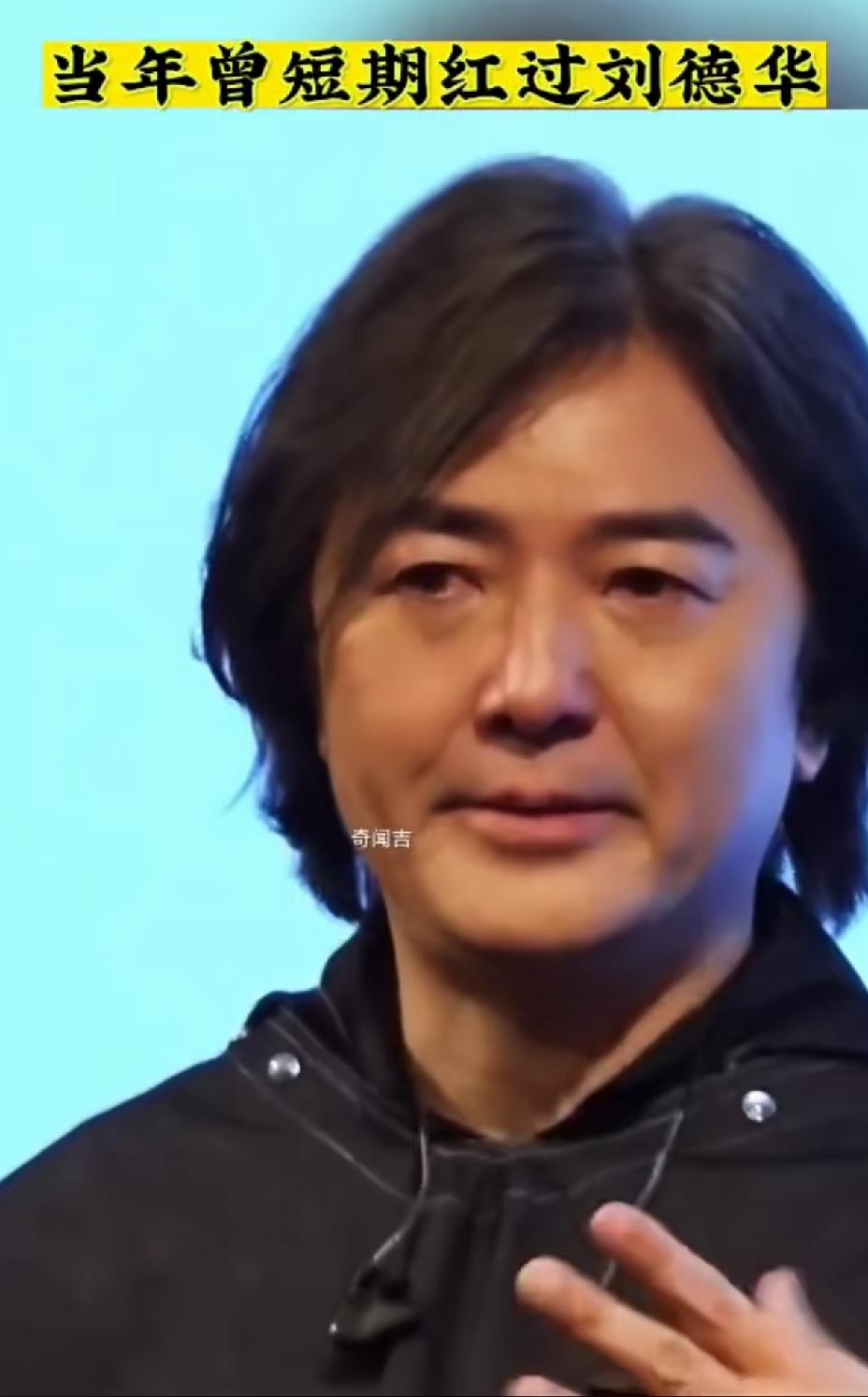 郑伊健一直以来都是留着这款发型，现在年纪大了，不好看。如今老了，仍旧是长发，伴