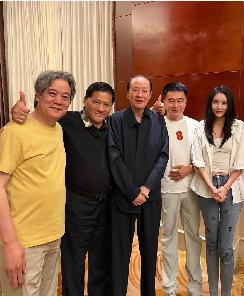 我敢打包票！照片中的这五个人，除了右边的女孩不认识，这四个人基本上都会认识！不