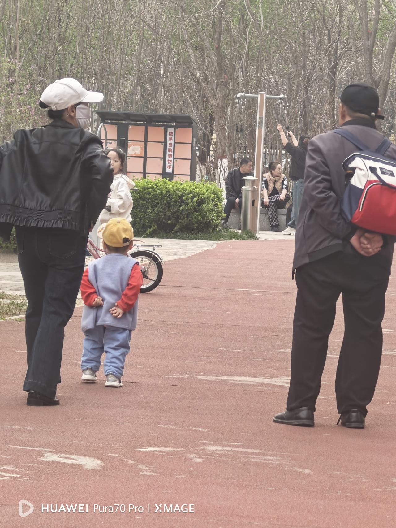 这一定是爷爷带的孙子！中午吃完饭，到滨河公园溜溜弯，没想到公园的小广场上人员