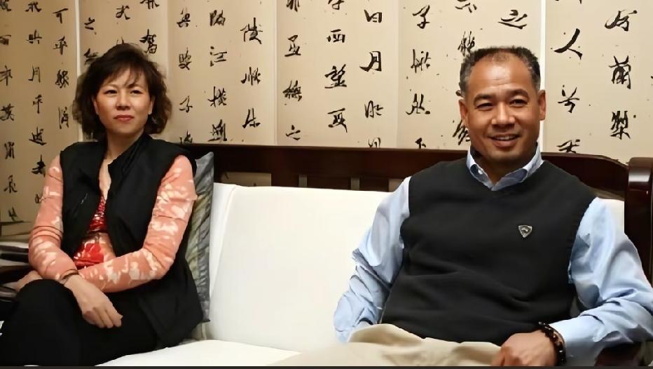 李宁与妻子陈永妍坐在办公室沙发上的一张留影，当年大名鼎鼎的“体操王子”，体操世界