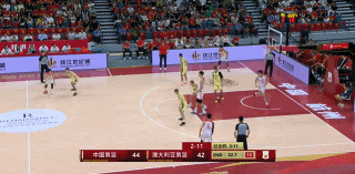 中国集训队上半场以44：42澳大利亚队中国队首发，赵继伟，廖三宁，王俊杰，李弘