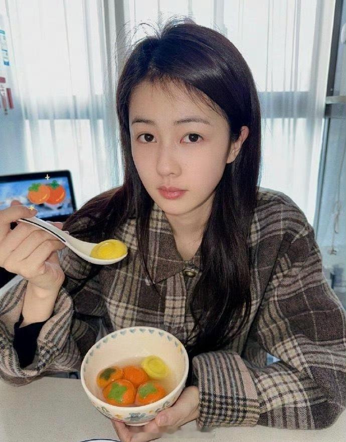 我去，白鹿这素颜没人说吗？这皮肤又白又嫩好不真实