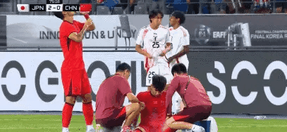 捧杀王钰栋的不是别人，就是德转！东亚杯，国足0-2不敌日本四队，本场比赛国足首
