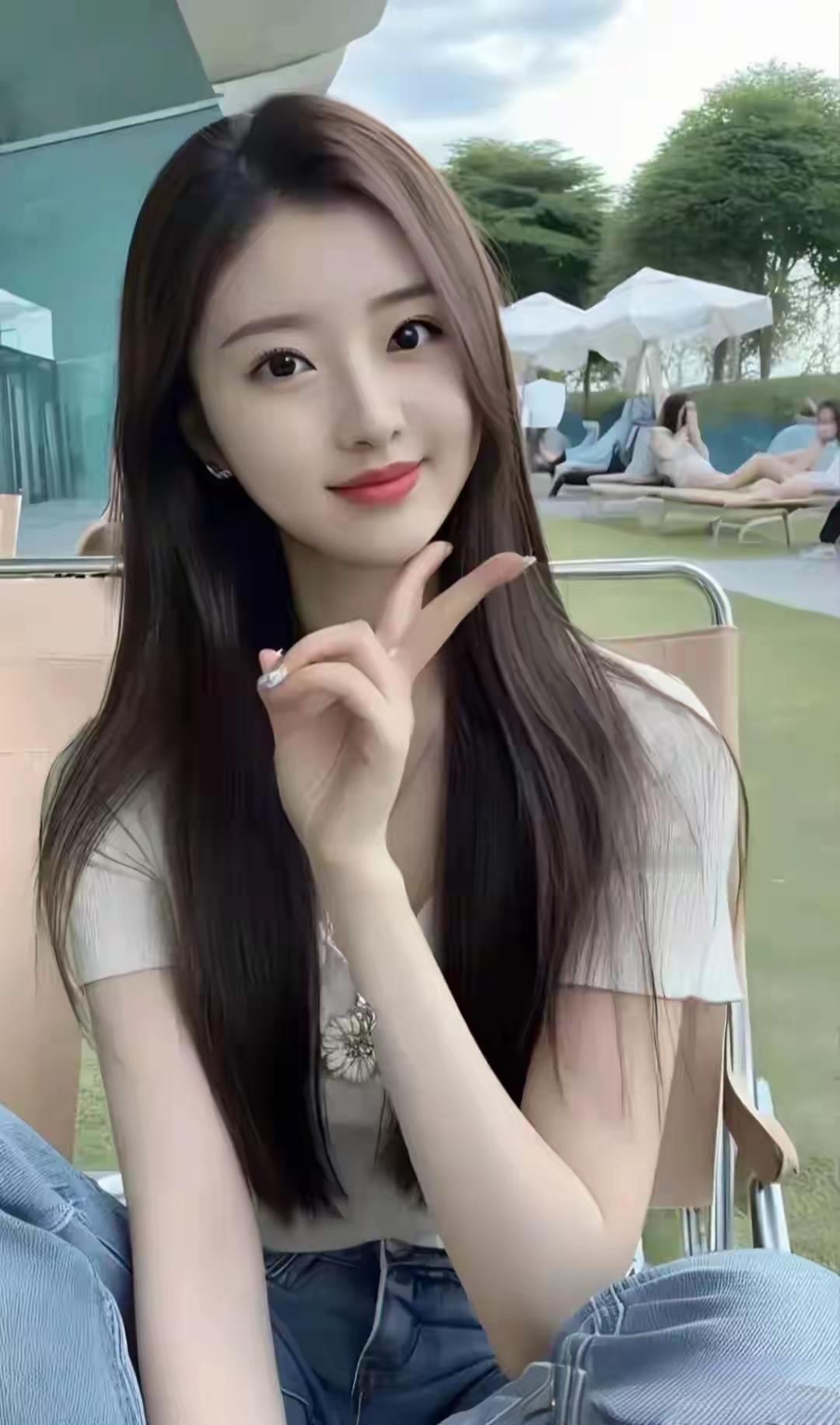 夏日泳池边，轻松一刻，微笑比心😊💙🌞