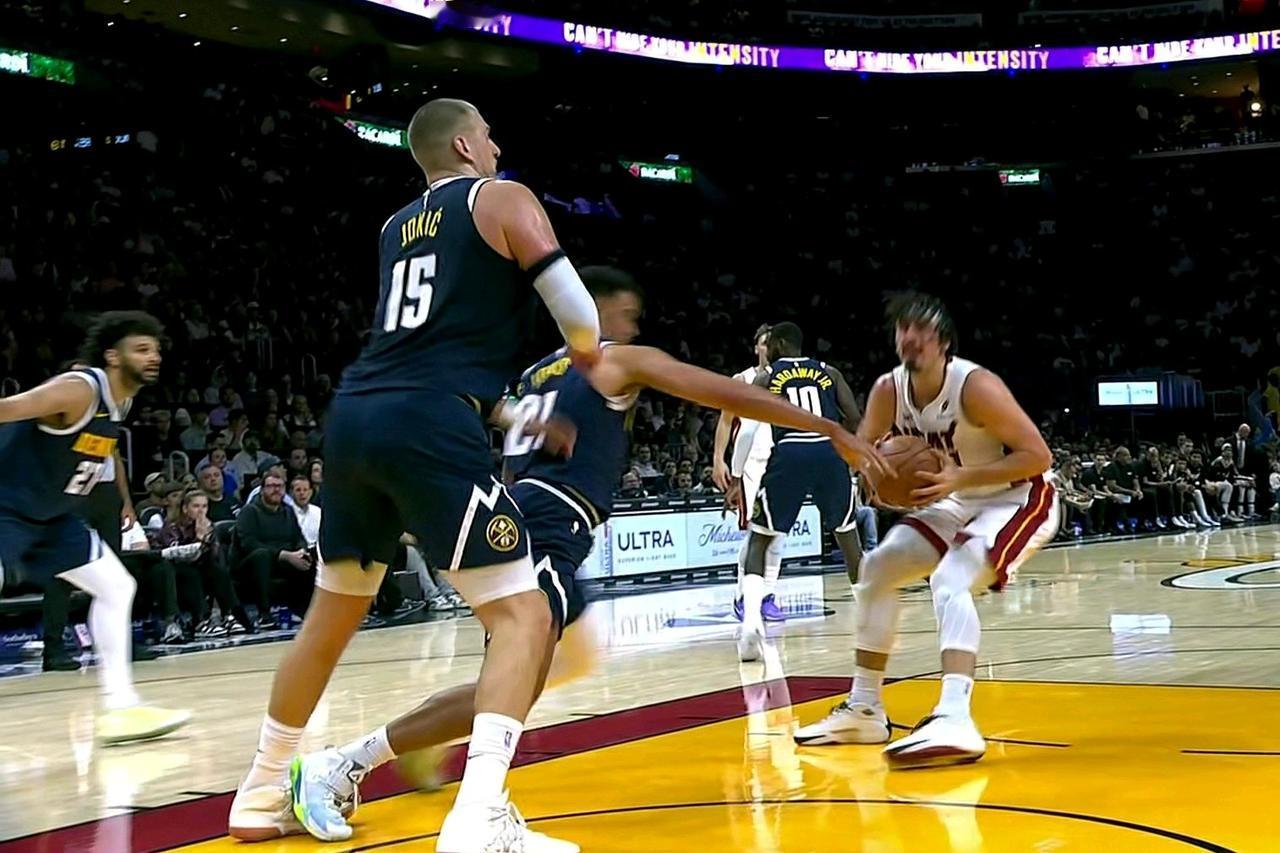 飞来横祸：约基奇重伤？那个被球迷戏称为“地板流”宗师、似乎永远不会受伤的塞