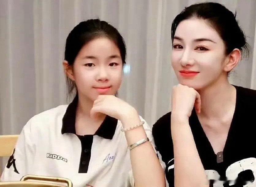黄奕看到女儿在韩国体验当练习生被网友们骂du贩的女儿不配出道后，立刻发文说女儿没