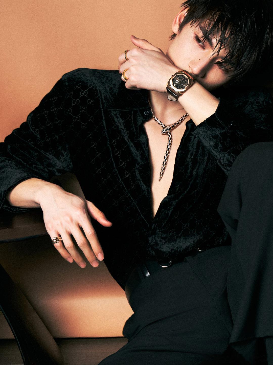 我们张凌赫今天这么深的v！这么大的领口GUCCI&BVLGARI顶奢珠宝腕