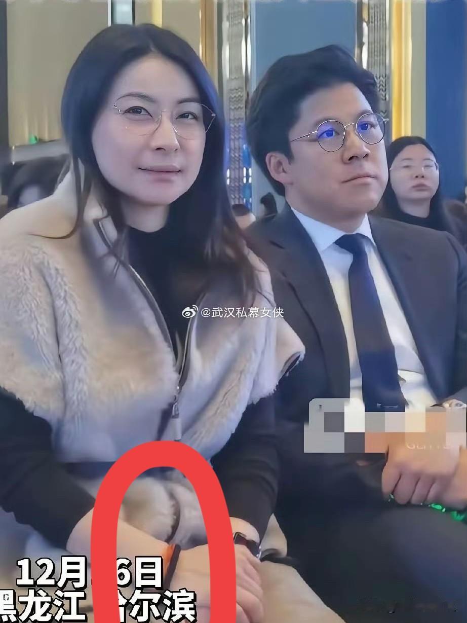 郭晶晶果然没有让人失望这次她的手上依旧是两根头皮筋身穿毛绒马甲主打保暖这次