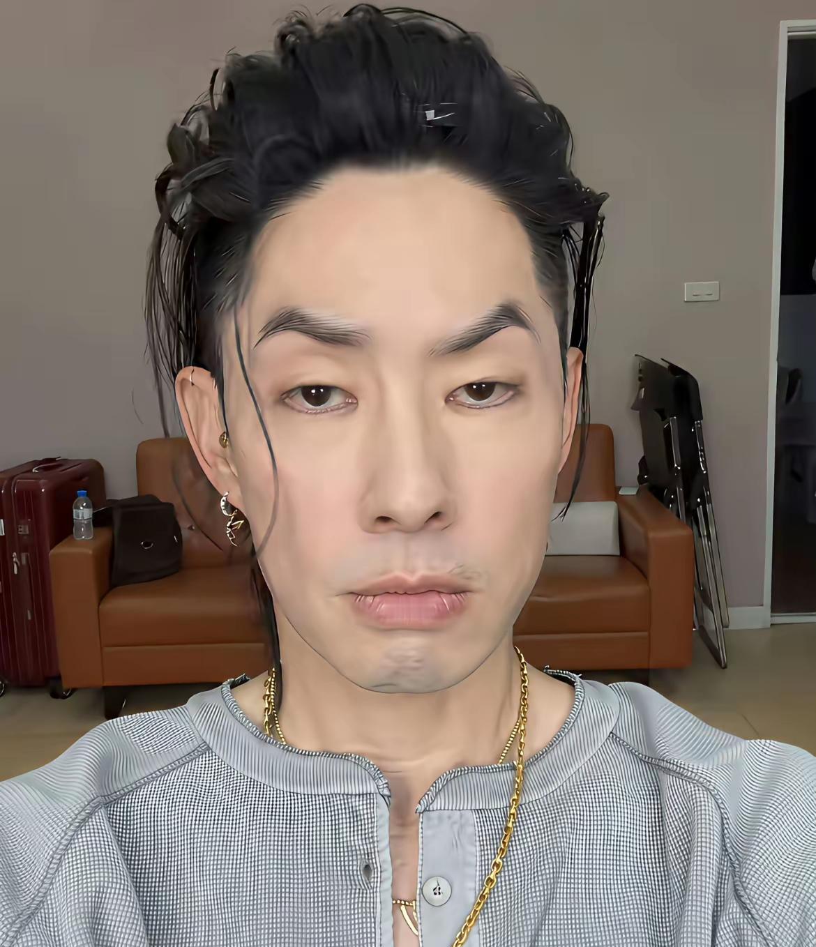 还记得《流星花园》里被嘲"最丑"的美作吗？2023年，他站上米兰时装周，拿下"最