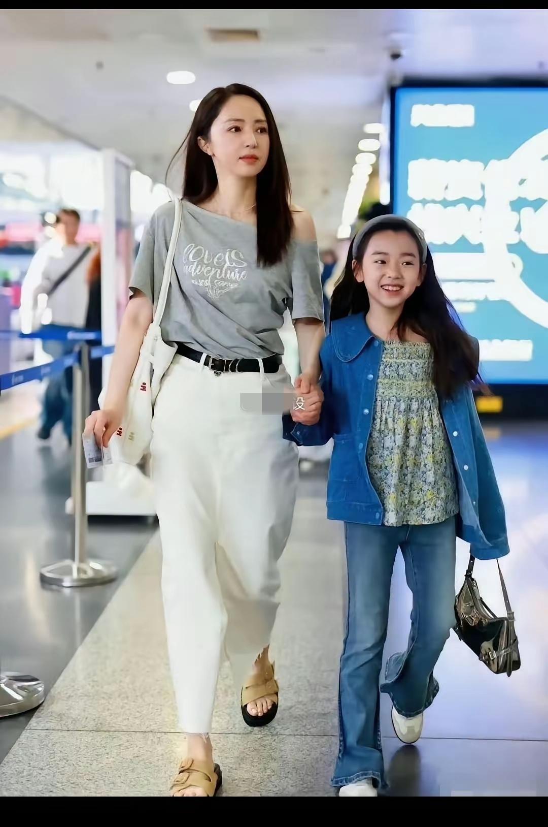 好想有一个小酒窝这样漂亮的女儿，实在太喜欢她了。她阳光活泼、多才多艺，既可爱又懂