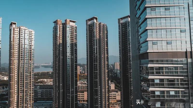 深圳楼市在2025年，那些持币待购的购房者再度成为赢家。2025年，深圳楼市房