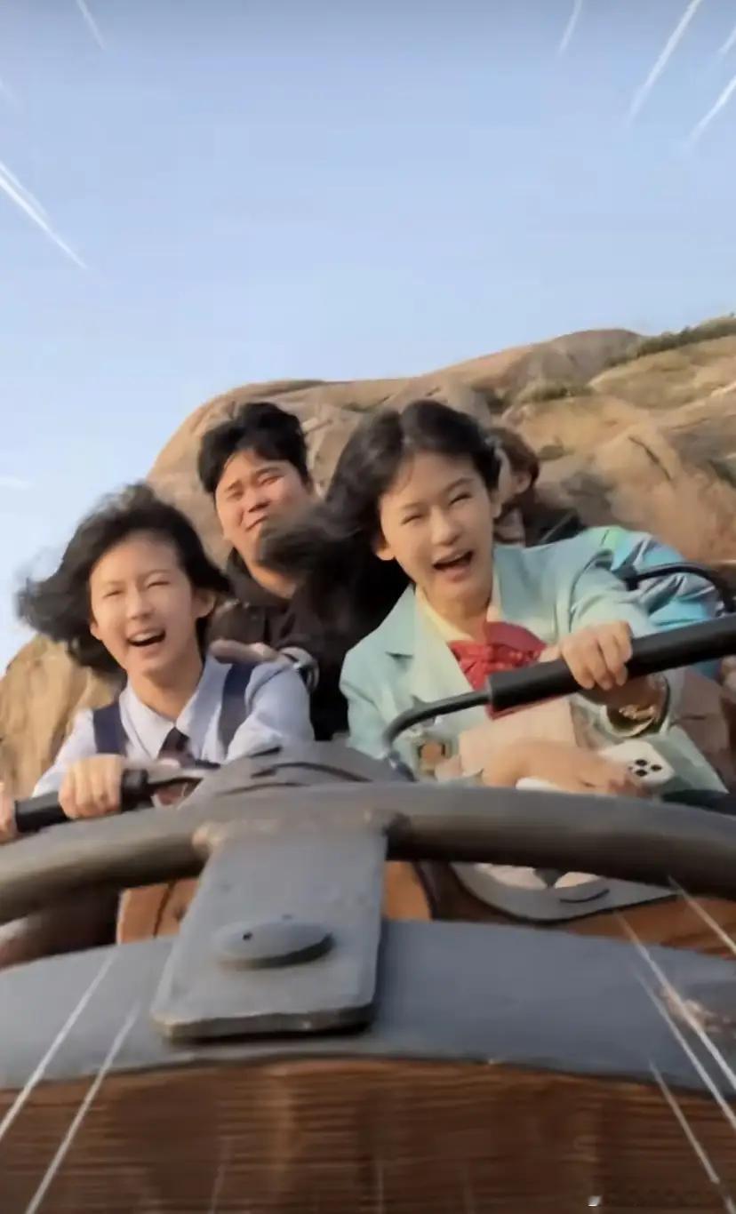 小叶子14岁生日过得也太惊喜了！贝儿花了1000块陪她在迪士尼玩，陆毅和鲍蕾还藏