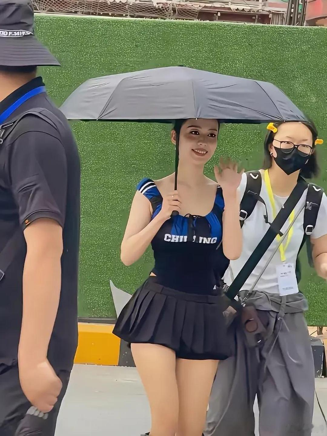 朗朗的老婆吉娜这么有钱也一人撑伞，真是不容易啊！